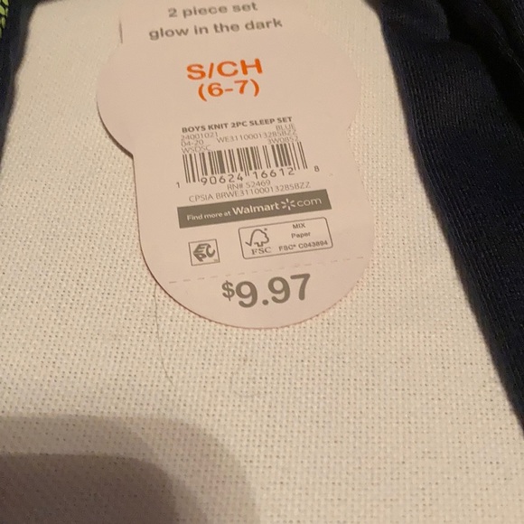 2 sets of pajamas - Picture 6 of 7